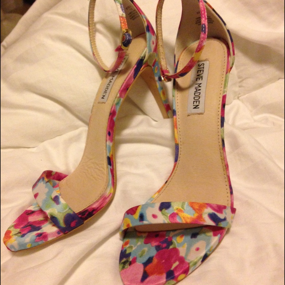 ⭐️Steve Madden Floral strappy sandals